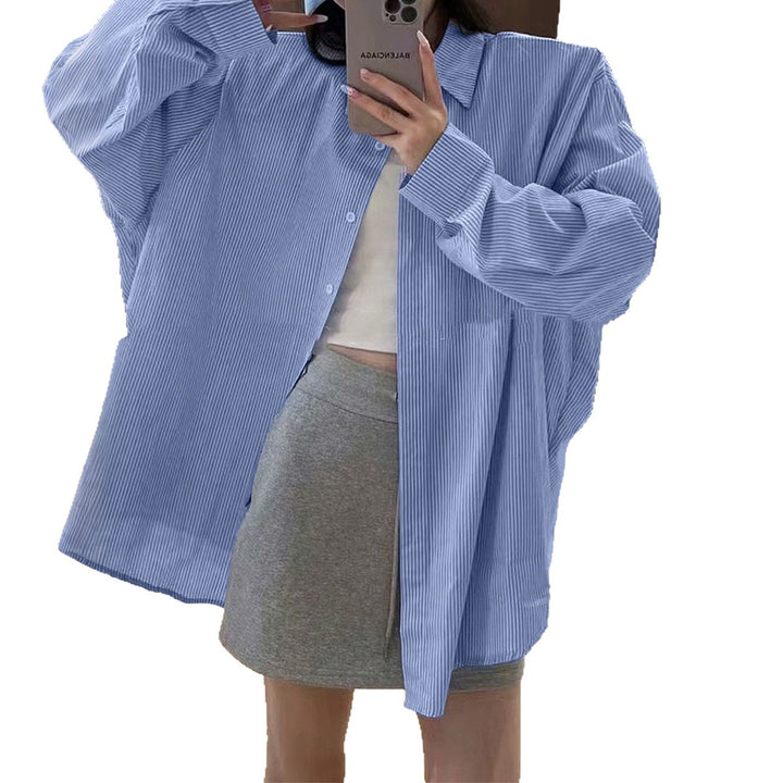 Damen oversized Hemd mit feiner Nadelstreifenstruktur, Kentkragen, abgerundetem Saum und geknöpften Manschetten – Élovi