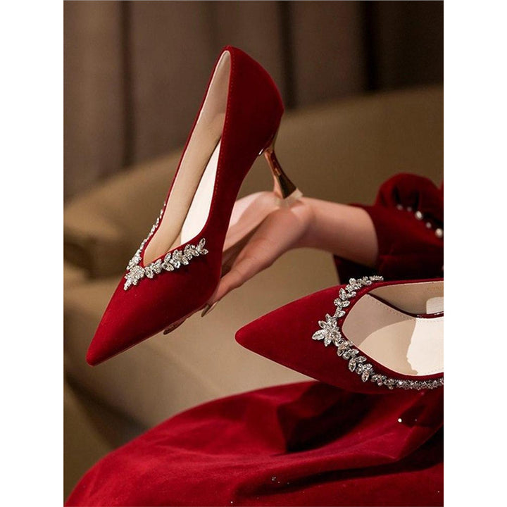 Damen Samt-Pumps mit spitzer Zehenpartie, funkelnder Kristallbordüre und sculpted Absatz – Lioré