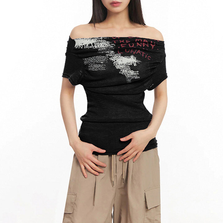 Damen Off-Shoulder T-Shirt mit künstlerischem Druck und figurbetontem Schnitt Echo Archiv