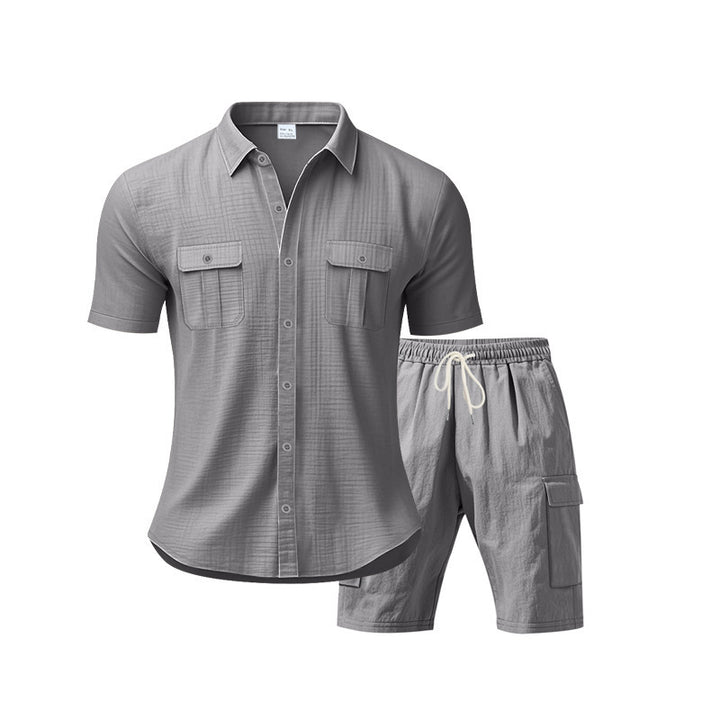 Herren Freizeit-Outfit mit lässigem Hemd und praktischen Cargo-Shorts Echoarchiv