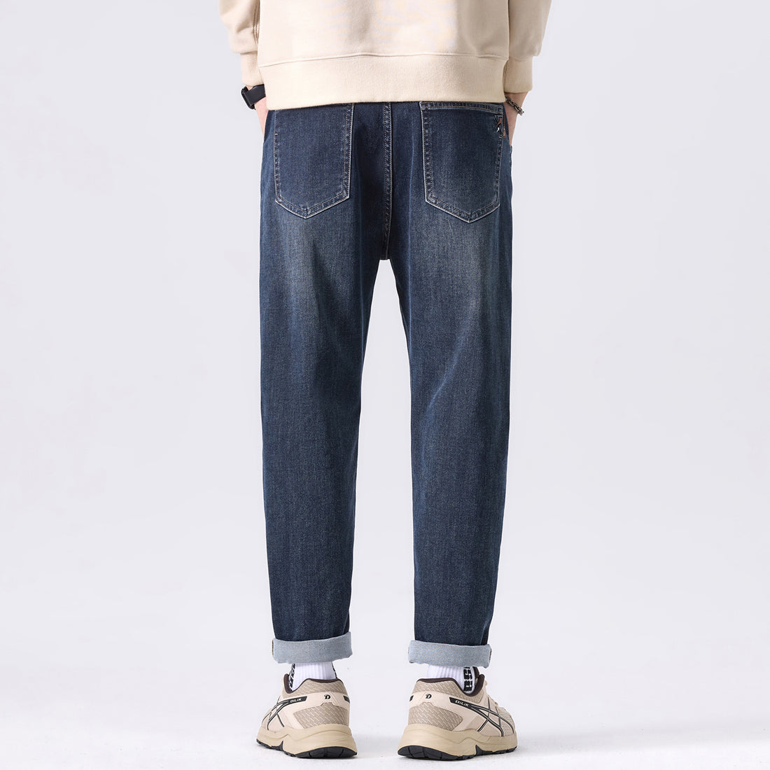 Herren Konisch geschnittene Freizeit-Jeans mit mittlerer Leibhöhe und dezenter Used-Waschung Echoarchiv