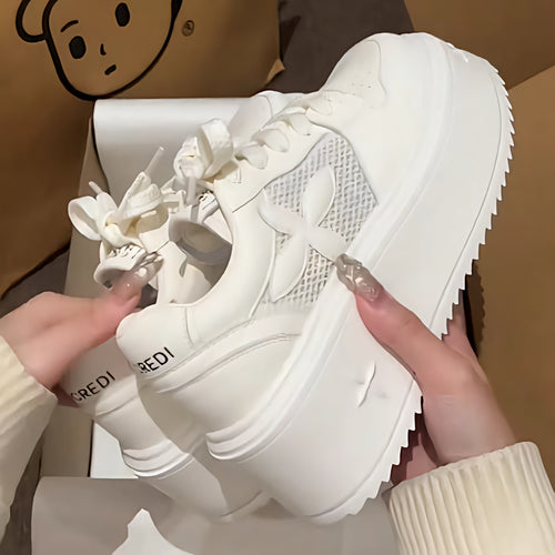 Damen Plateau-Chunky-Sneaker mit Blumenapplikation und Netz-Einsatz – Névara