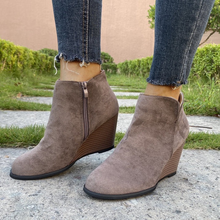 Damen knöchelhohe Keilabsatz‑Stiefelette mit seitlichem Reißverschluss – Varelle