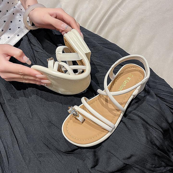 Damen Flache Riemchensandalen mit Zehensteg, elastischem Fersenriemen und Schmuckapplikation – Sorelia