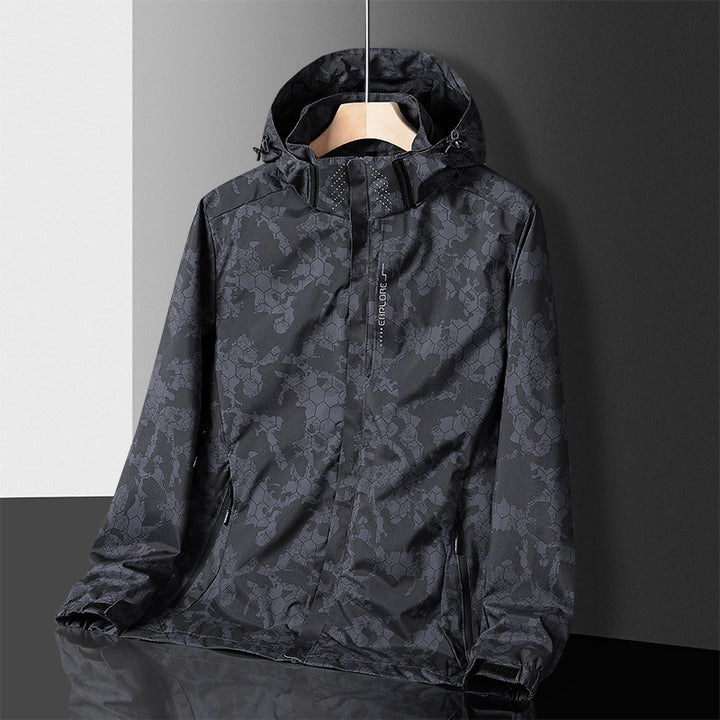 Herren Leichte technische Regenjacke mit Kapuze und dezenter Camouflage‑Textur – Taviero