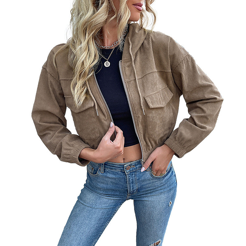 Damen Kurz geschnittene Cordjacke mit Kapuze, Reißverschluss und Pattentaschen – Célinea