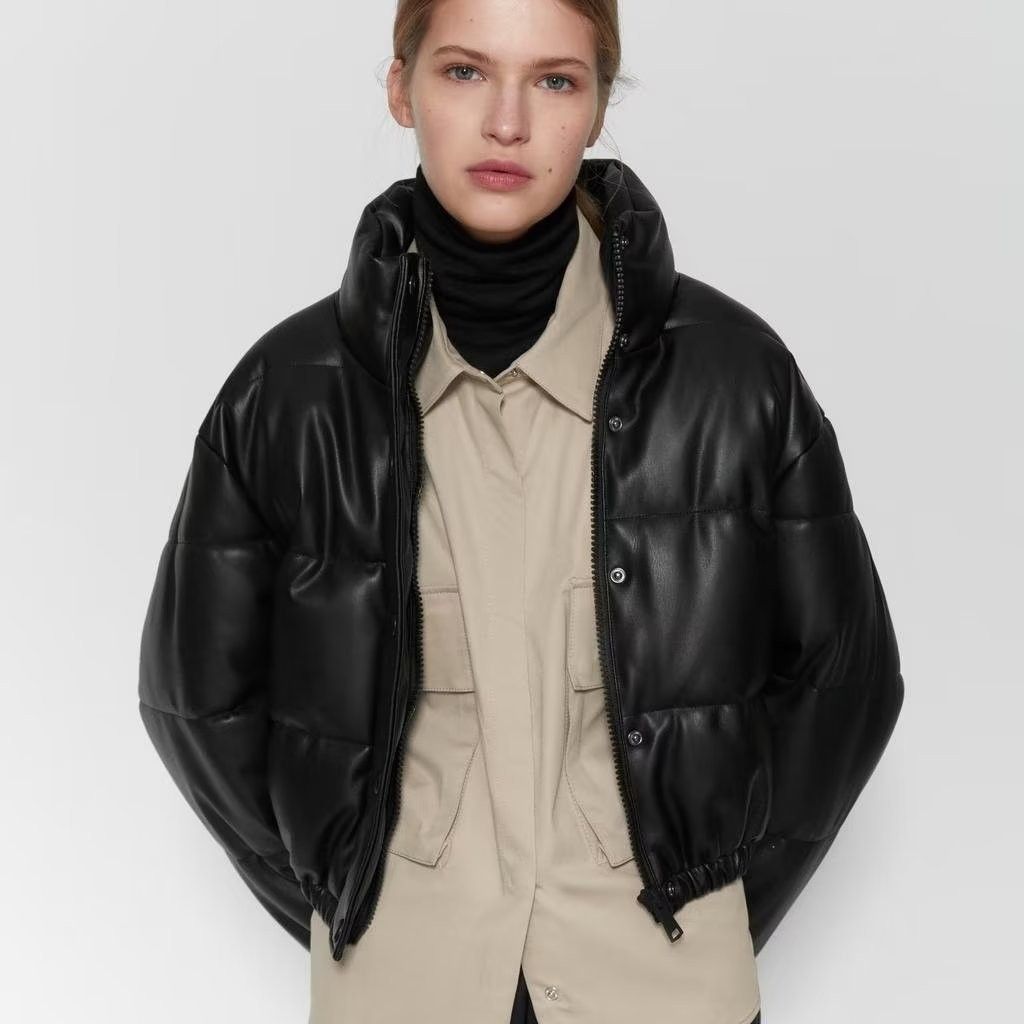 Damen kurze gesteppte Kunstleder-Steppjacke mit hohem Stehkragen, Druckknopf-Leiste und verstellbarem Kordelzugsaum – Célinea