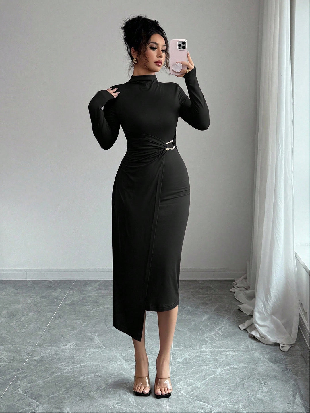 Damen nan figurbetontes Midikleid mit Stehkragen, Taillenraffung und asymmetrischem Saum Echo Archiv