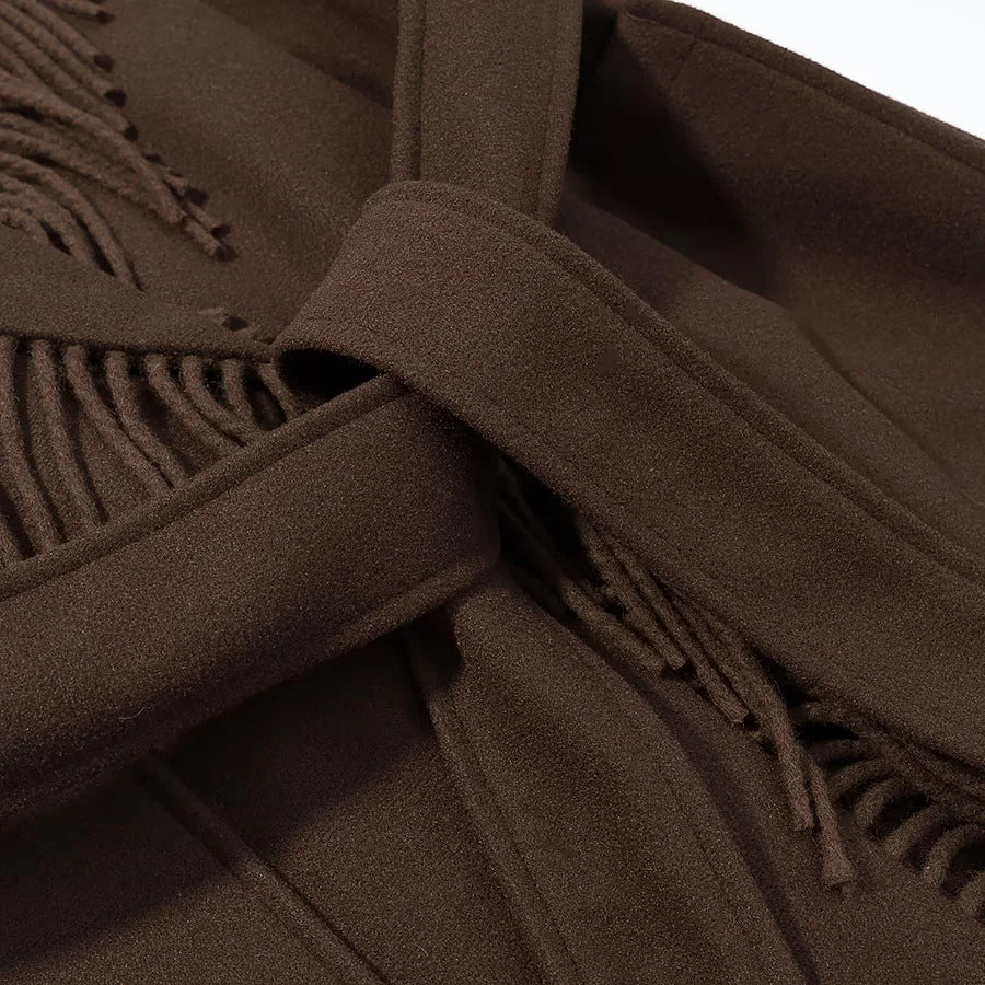 Damen langer Fransenmantel mit voluminösem Schalkragen, Taillengürtel und aufgesetzten Taschen – Montévia