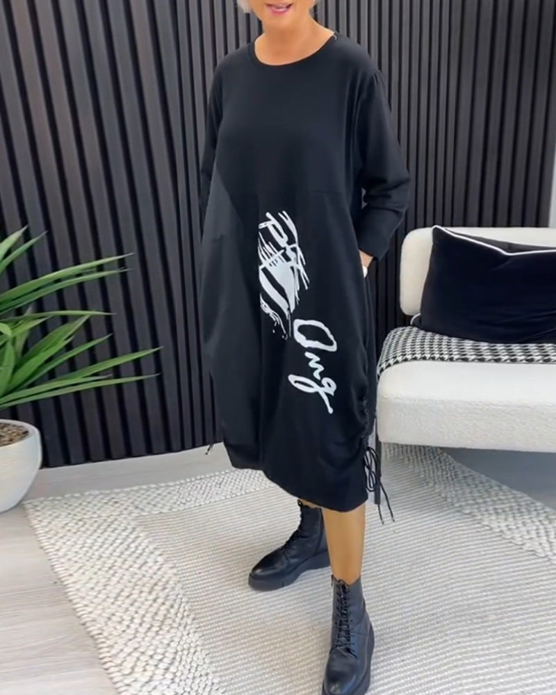 Damen nan lässiges Jerseykleid mit seitlicher Tunnelzug-Raffung, Eingrifftaschen und Statement-Print Echo Archiv
