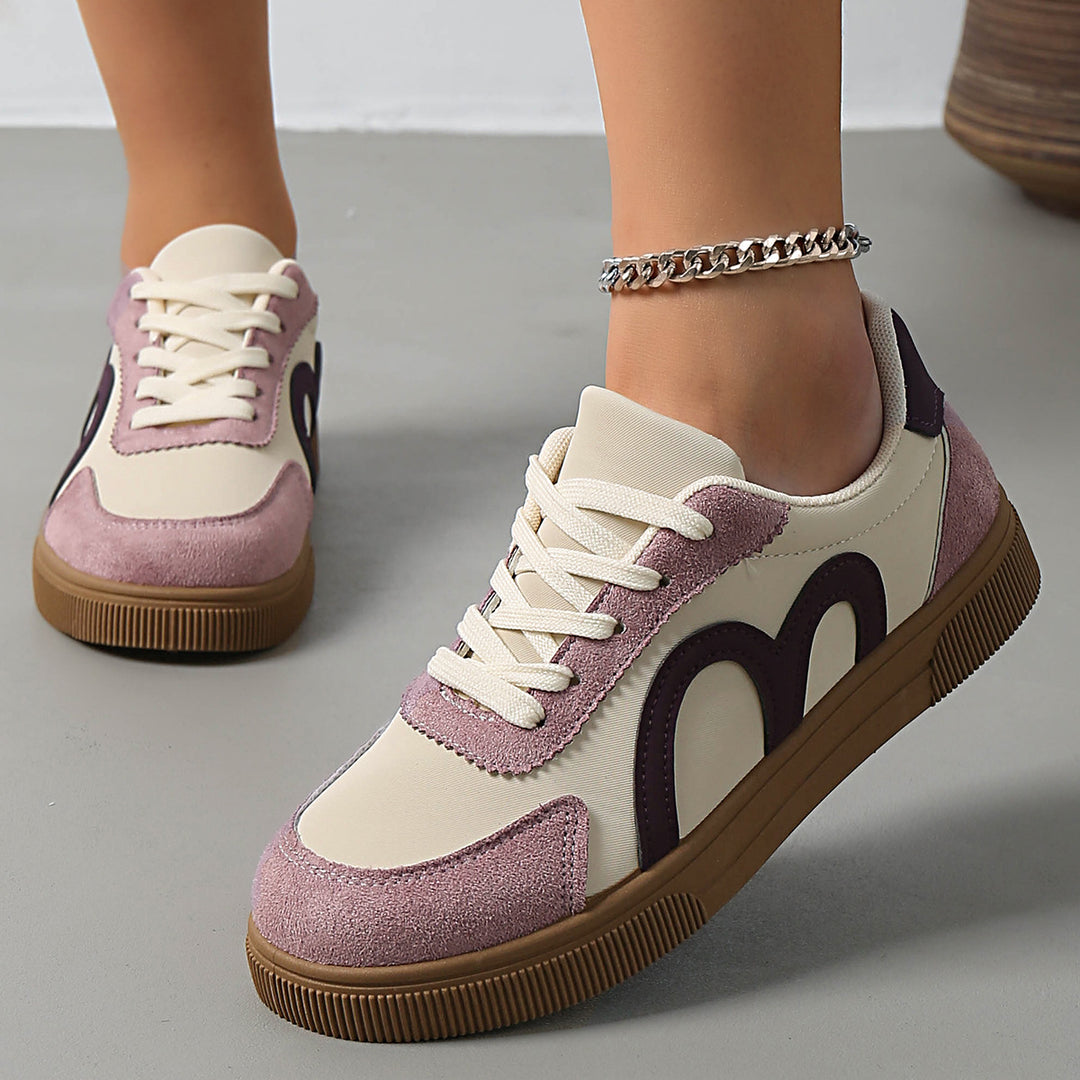 Damen Retro-Sneaker mit Velours‑Overlays, geschwungener Seitenapplikation und profilierter Gummisohle – Névara