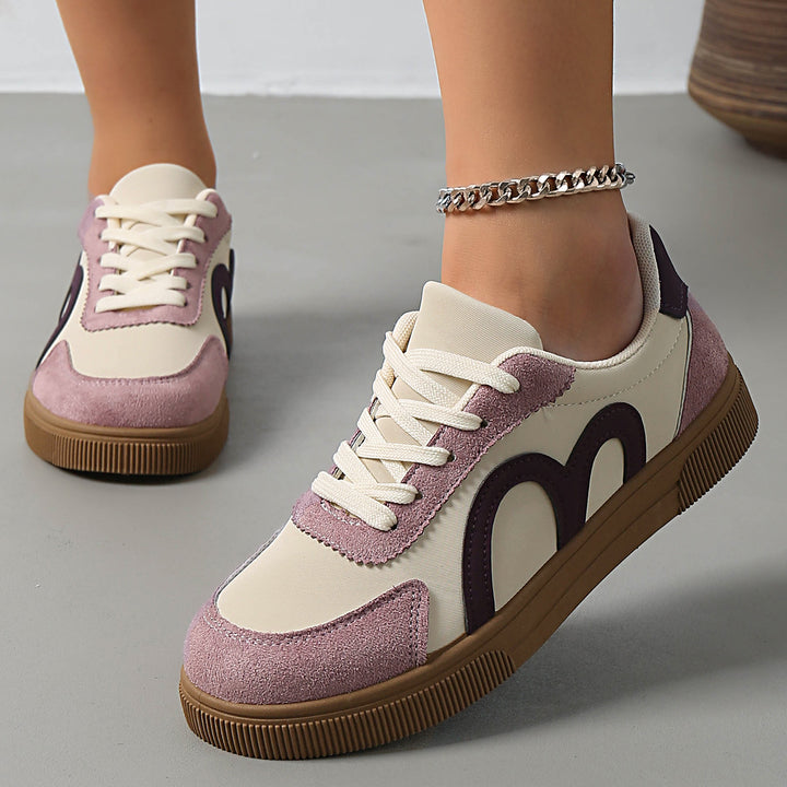 Damen Retro-Sneaker mit Velours‑Overlays, geschwungener Seitenapplikation und profilierter Gummisohle – Névara