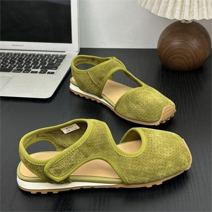 Damen Perforierte Wildleder-Sandalen mit geschlossener Zehenkappe, Klettverschluss und ergonomischer Profilsohle – Sorelia
