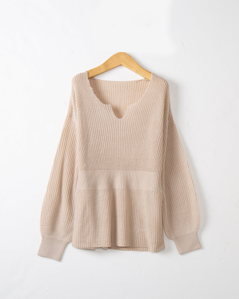 Damen Lockerer Feinstrick-Pullover mit V-Notch-Ausschnitt, Tailliertem Rippbund und Ballonärmeln Echo Archiv