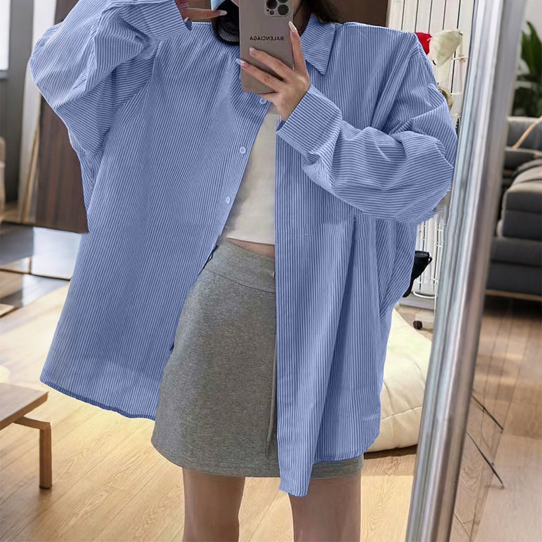 Damen oversized Hemd mit feiner Nadelstreifenstruktur, Kentkragen, abgerundetem Saum und geknöpften Manschetten – Élovi