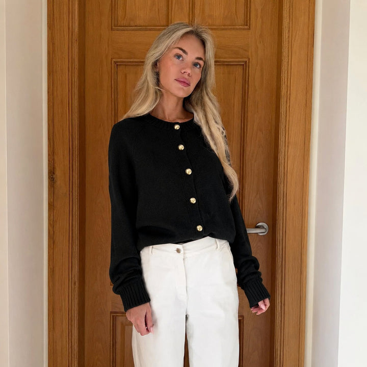 Damen kastiger Feinstrick-Cardigan mit goldfarbenen Zierknöpfen und gerippten Bündchen – Veloura