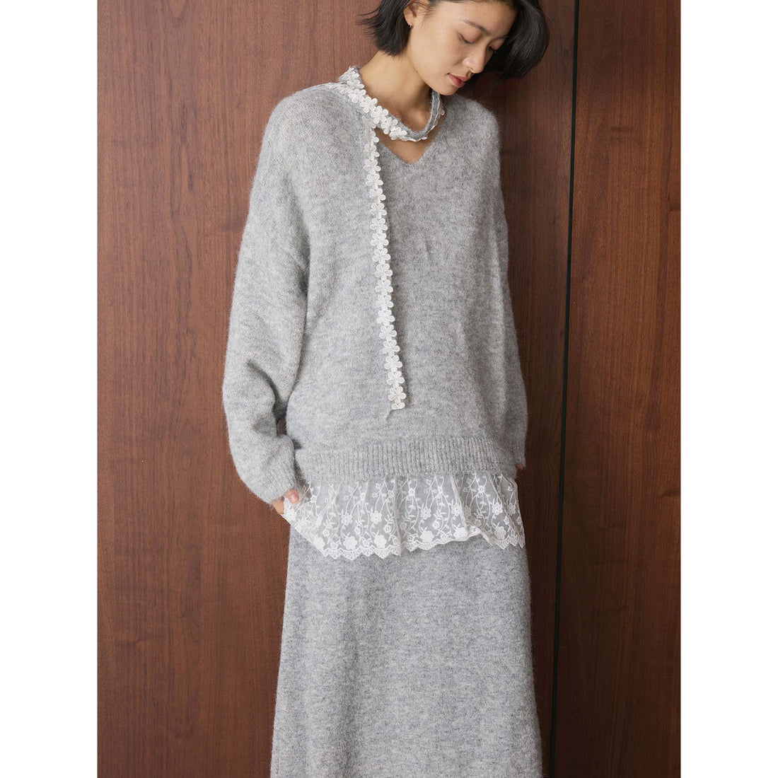 Damen Langer Flauschiger V‑Ausschnitt Mohair‑Optik Pullover mit Spitzenbesatz Echoarchiv