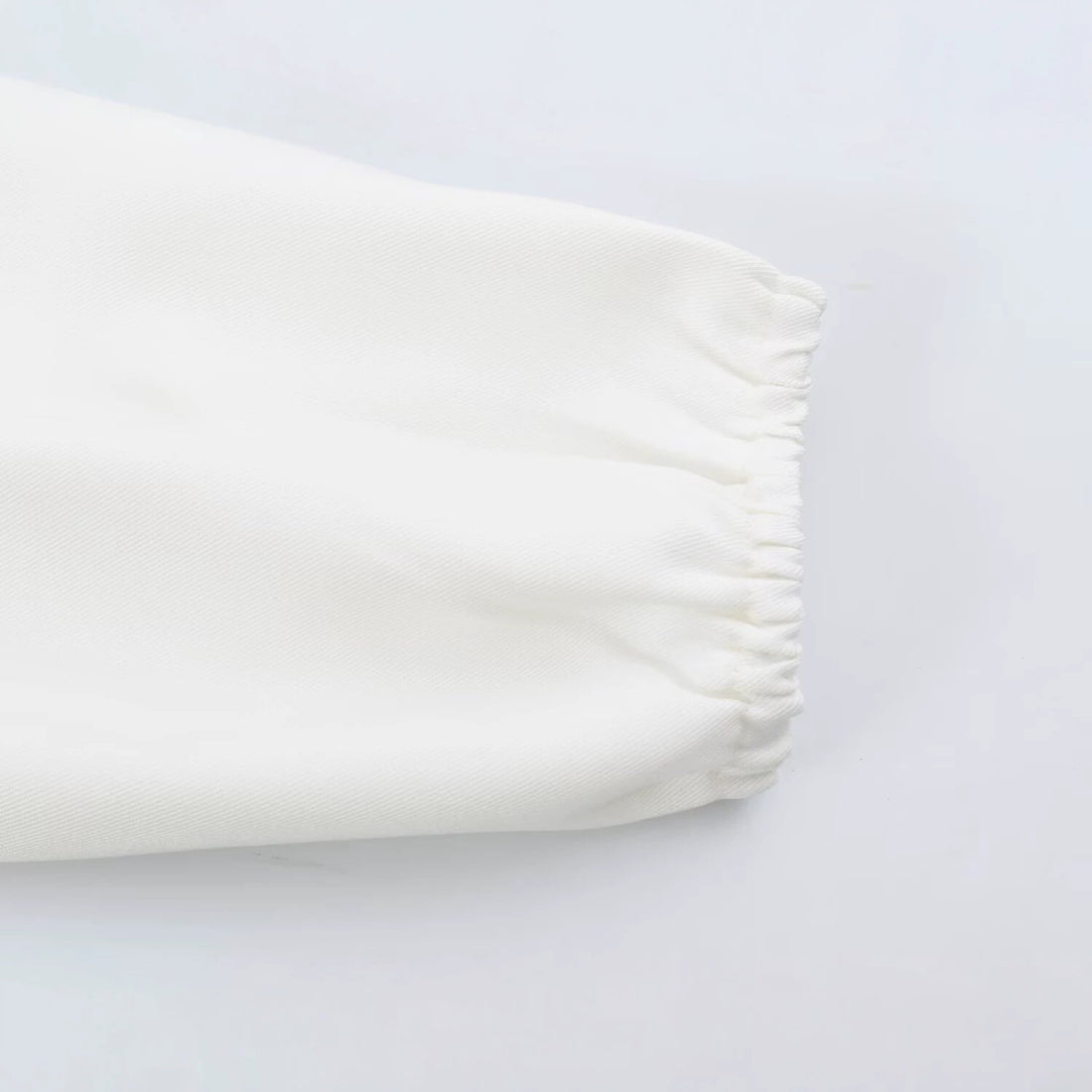 Damen Oversize-Blousonjacke mit Funnelkragen, verdeckten Druckknöpfen und Ärmelpatten Echoarchiv