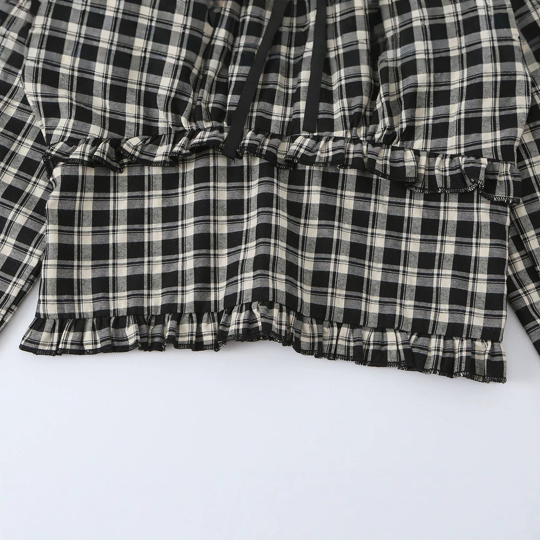 Damen Schulterfreies Karo-Cropped-Top mit Spitzenbesatz, geraffter Taille und Bindebändern Echoarchiv