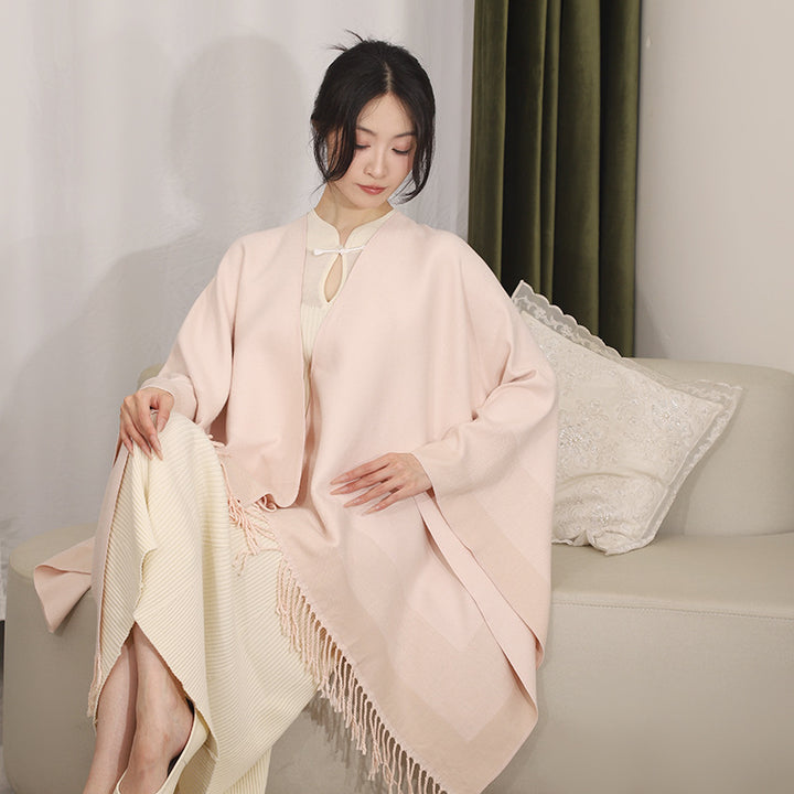 Damen Rechteckiger Wollmix‑Poncho mit offener Front, feiner Kettelnaht und Fransensaum – Avérine