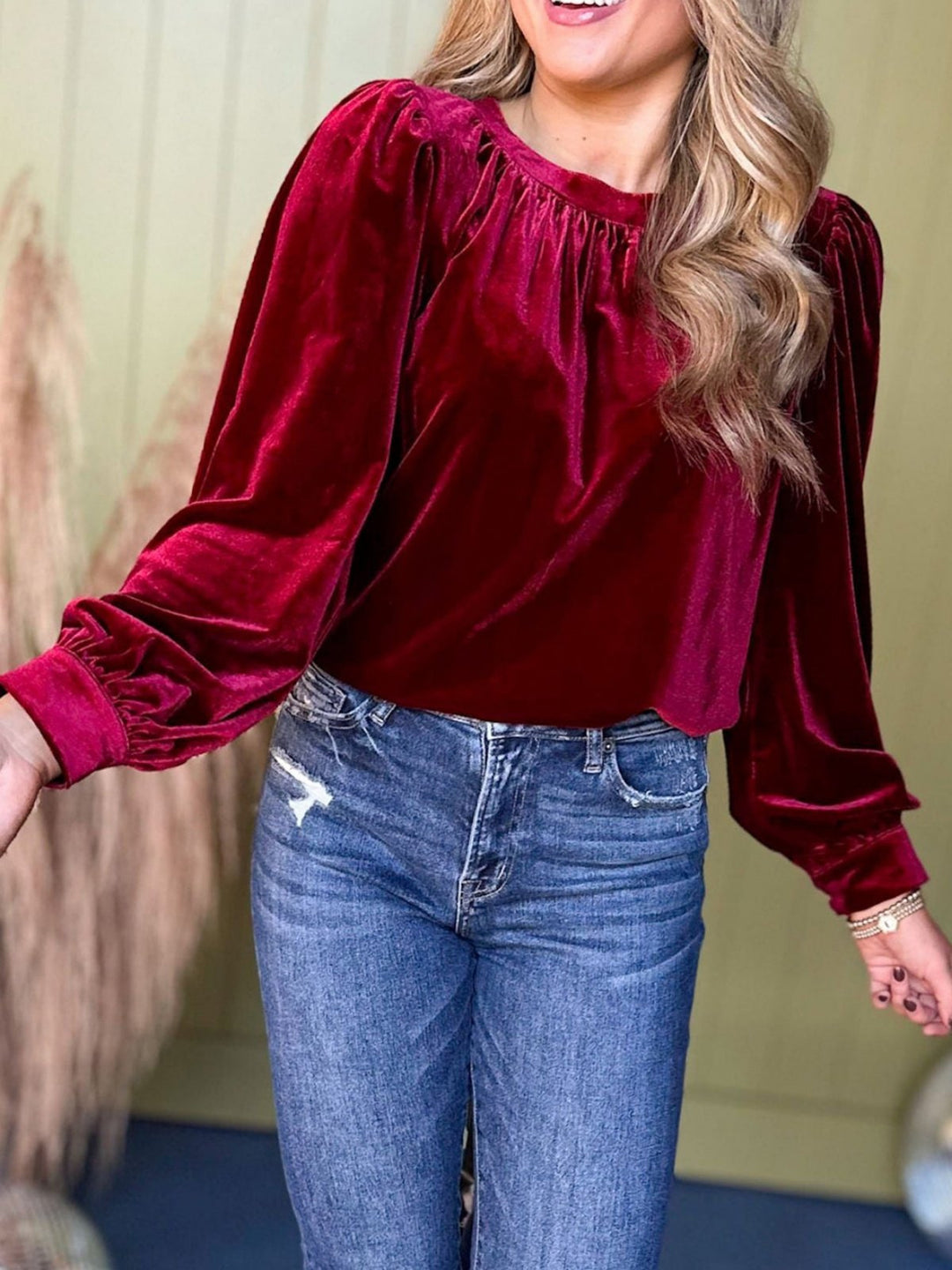 Damen Samtbluse mit Ballonärmeln und gerafftem Stehkragen – Élovi