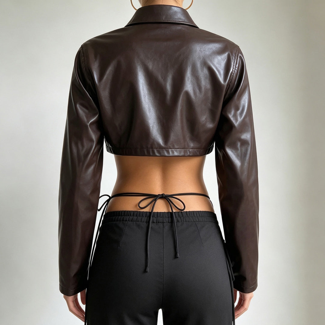 Damen Kurzgeschnittene Lederjacke im Bikerstil mit Hemdkragen und aufgesetzter Brusttasche – Velloura