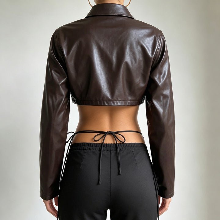 Damen Kurzgeschnittene Lederjacke im Bikerstil mit Hemdkragen und aufgesetzter Brusttasche – Velloura