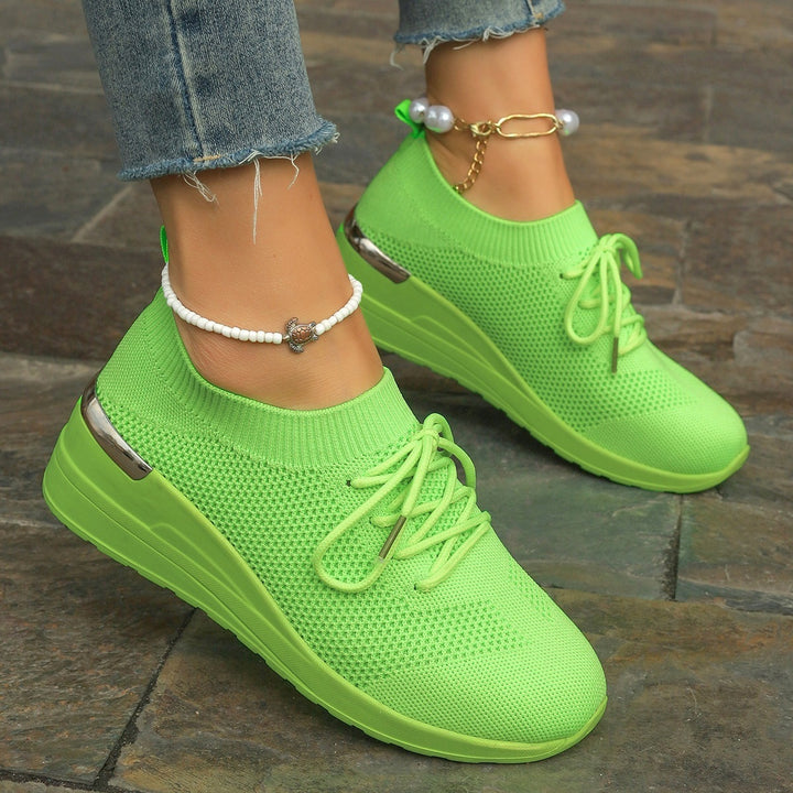 Damen Strick-Sneaker mit Keilsohle, sockenähnlichem Schaft und Metallic-Fersenakzent – Névara