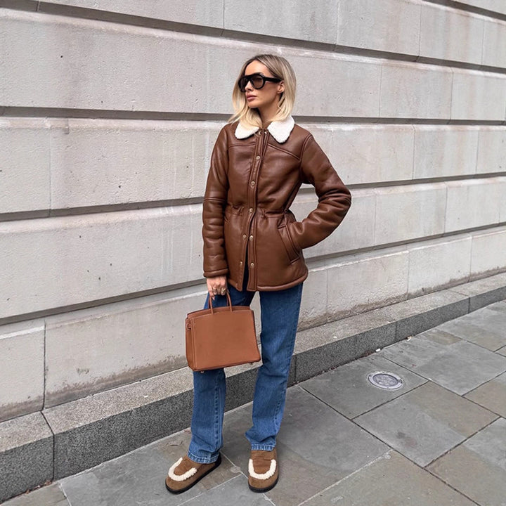 Damen Taillierte Lederimitatjacke mit Kordelzug, Teddykragen und Druckknopfleiste Echoarchiv