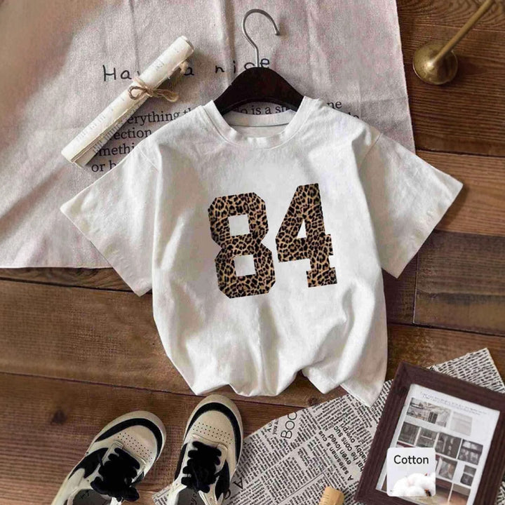 Damen T-Shirt mit kreativem Schriftzug im modernen Graffiti-Stil Echo Archiv