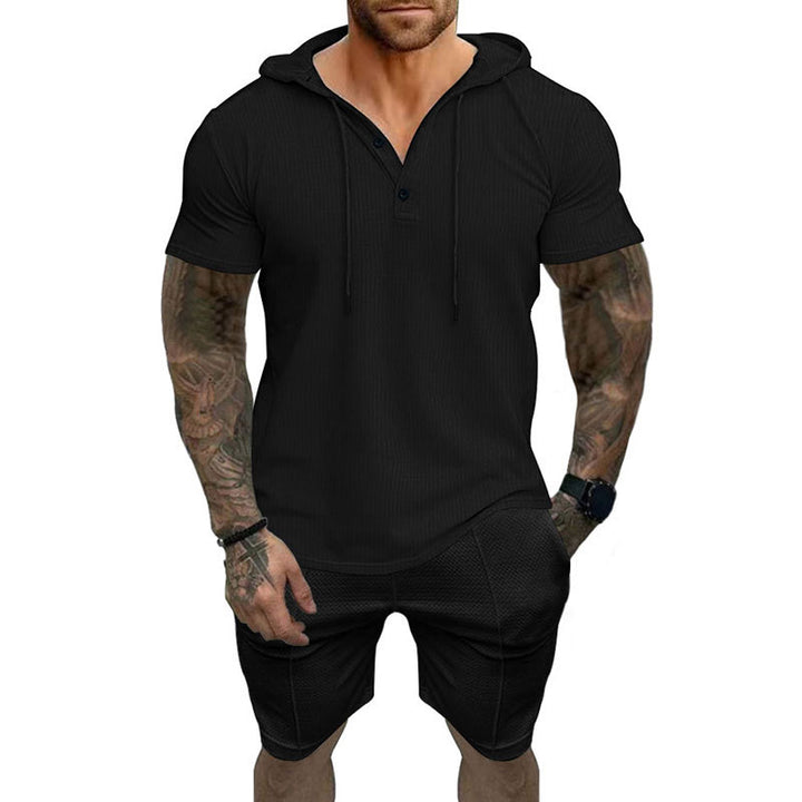 Herren Sportliches Kurzarm-Henley-Outfit mit Kapuze und Shorts Echoarchiv