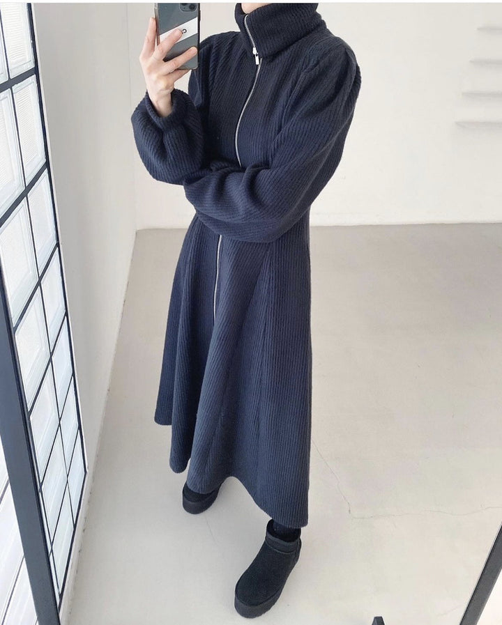 Damen Geripptes Strick-Midikleid mit Reißverschlusskragen und ausgestelltem Rock – Élara