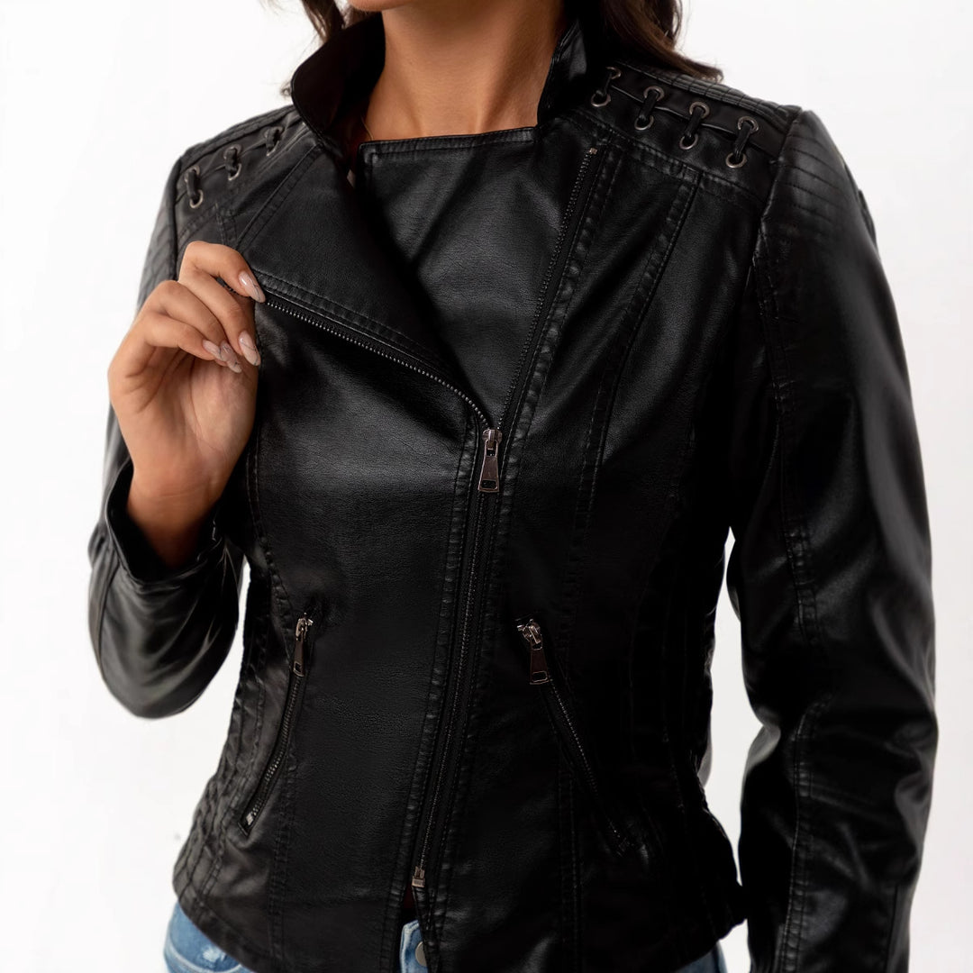 Damen nan taillierte Kunstleder-Bikerjacke mit gesteppter Schulterpartie, asymmetrischem Reißverschluss und Zierösen Echo Archiv