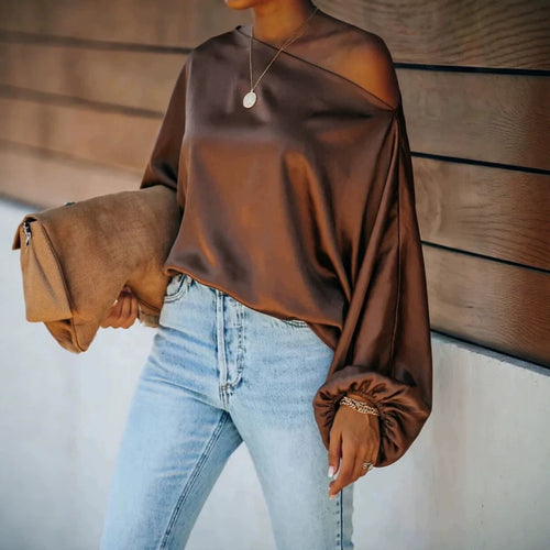 Damen Satinbluse mit asymmetrischem Carmen-Ausschnitt und weiten Fledermausärmeln – Élovi
