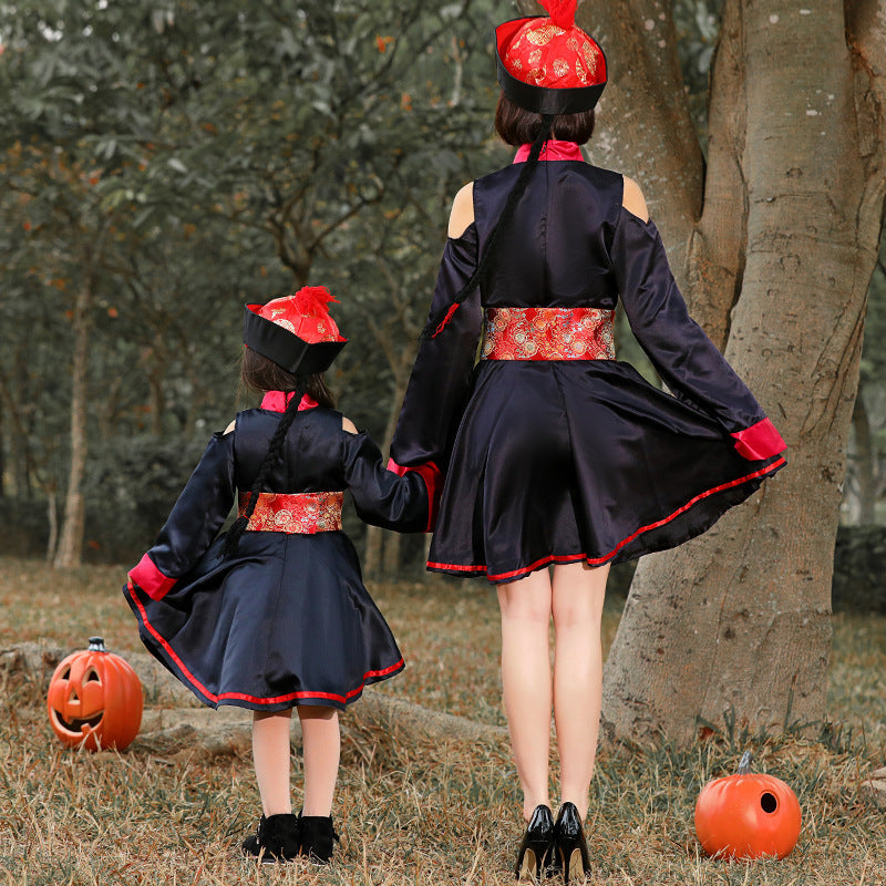 Mädchen traditionelles Kostüm mit floralem Muster Echo Archiv