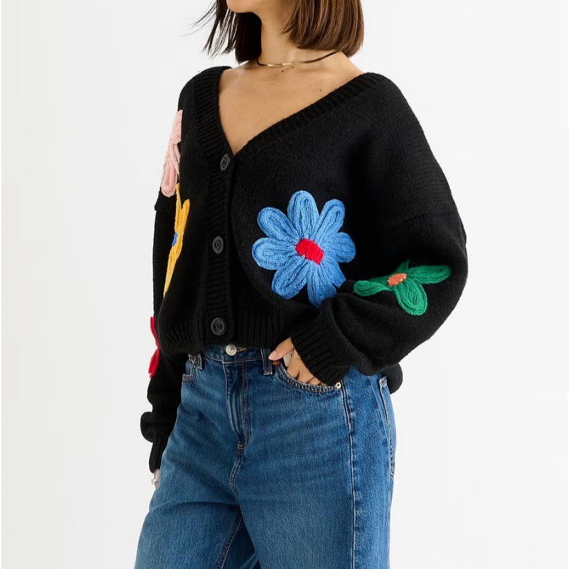 Damen Cardigan mit dreidimensionalen Blumenapplikationen und V-Ausschnitt – Veloura