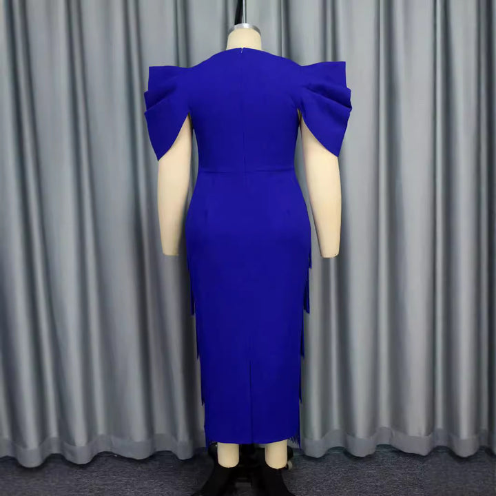 Damen Glamouröses Abendkleid mit voluminösen Rüschenschultern und Fransen Echo Archiv