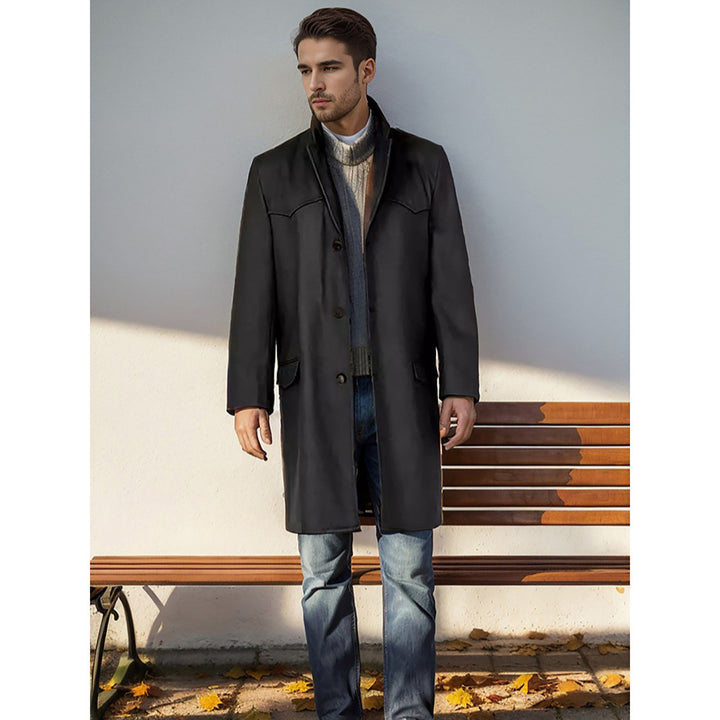Herren eleganter Langmantel im klassischen Western-Stil mit hochwertigen Details Echoarchiv
