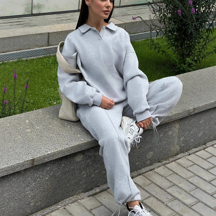 Damen Relaxed Polo-Sweatshirt mit V‑Notch und geraffter Tunnelzug-Jogginghose – Avérine