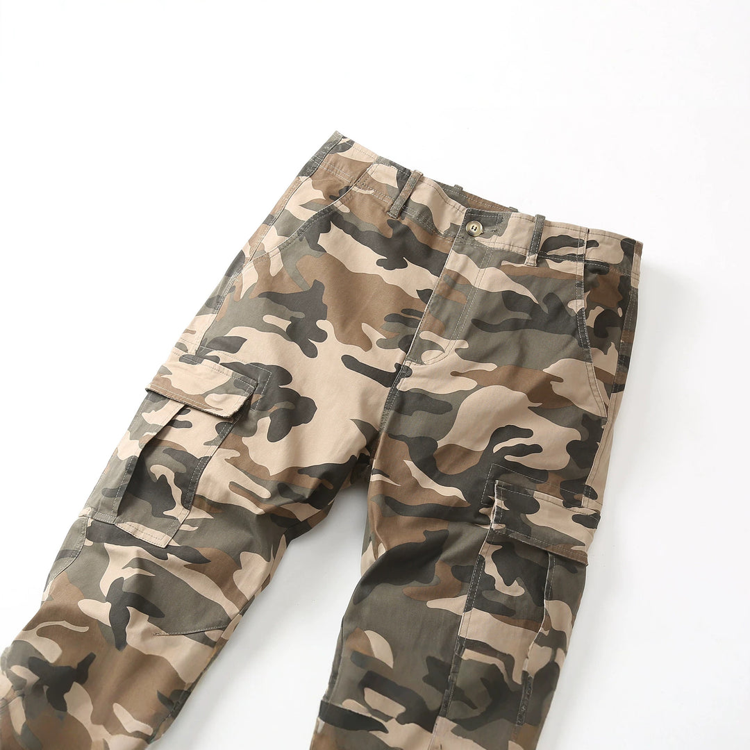 Herren Cargohose mit Tarnmuster und mehreren Utility-Taschen Echoarchiv