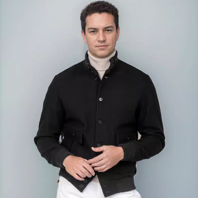Herren modische Übergangsjacke mit praktischem Stehkragen und funktionalen Reißverschlusstaschen Echoarchiv