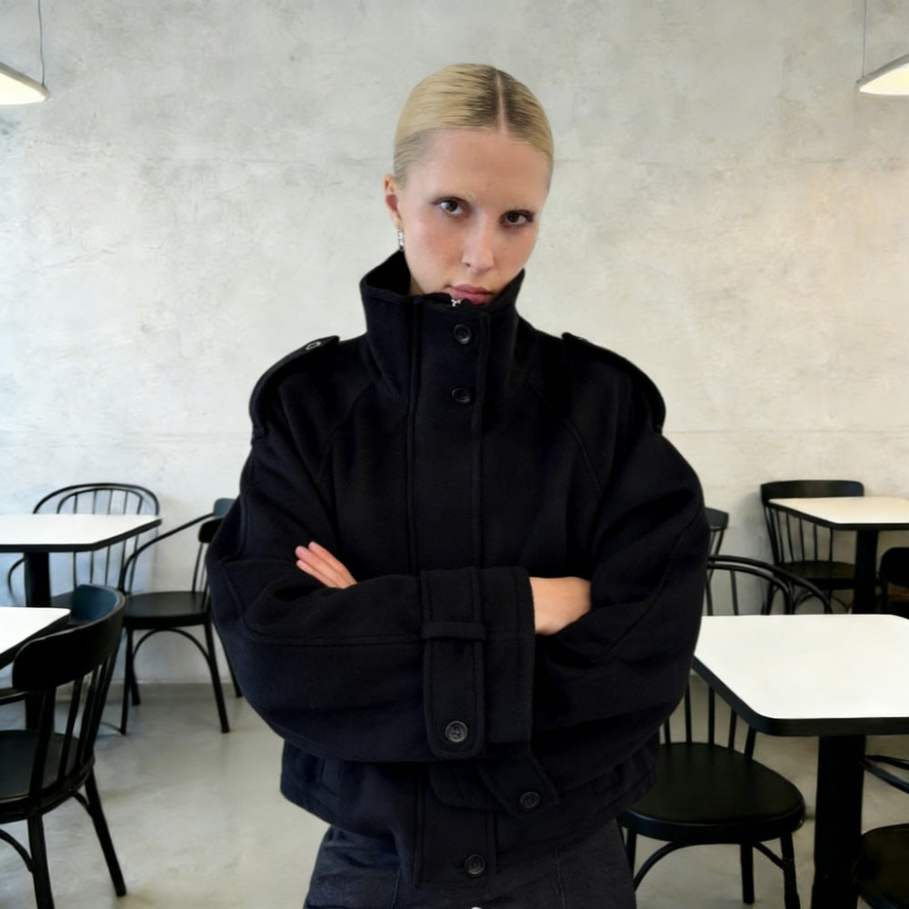Damen nan kurzer Wollmix-Blouson mit hohem Stehkragen, Schulterpatten und voluminösen Ballonärmeln Echo Archiv