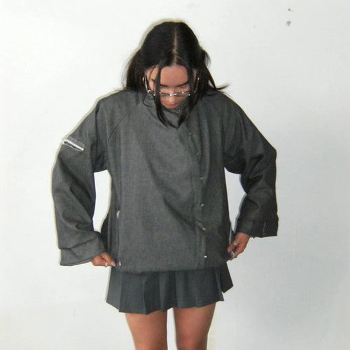 Damen Oversize-Boxy-Jacke mit asymmetrischem Druckknopfverschluss und Ärmeltasche Echoarchiv