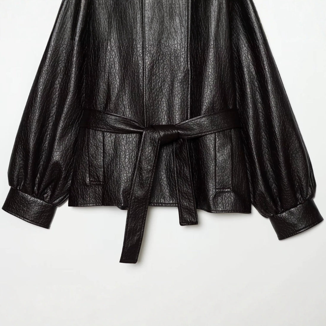 Damen Kurzjacke aus Lederimitat mit hohem Schnallenkragen und Taillengürtel Echoarchiv