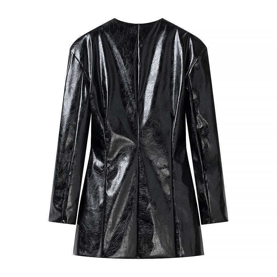 Damen Langer Lackleder-Blazer mit taillierter Silhouette, tiefem V‑Ausschnitt und Zierknöpfen Echo Archiv