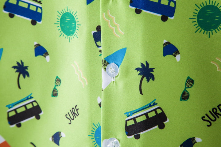 Herren Kurzarmhemd mit lebhaftem Surf-Design und praktischen Knopfdetails Echoarchiv