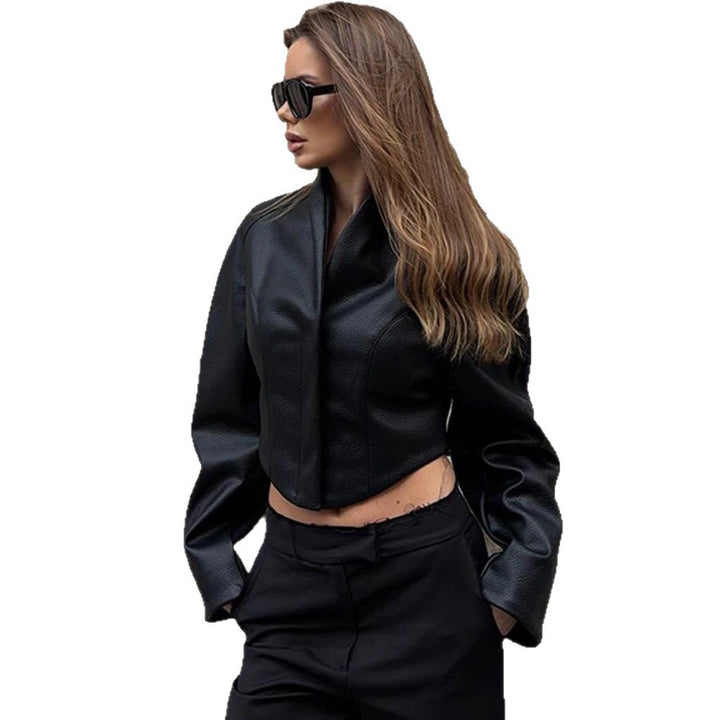 Damen Kurze Lederimitat-Jacke mit hohem Stehkragen und kastiger Boxy-Silhouette Echoarchiv
