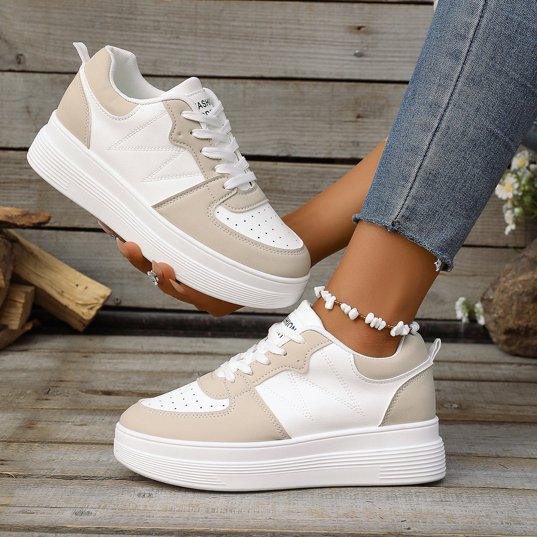 Damen Chunky-Sneaker mit erhöhtem Plateau, perforierter Zehenpartie und gepolstertem Schaft – Névara