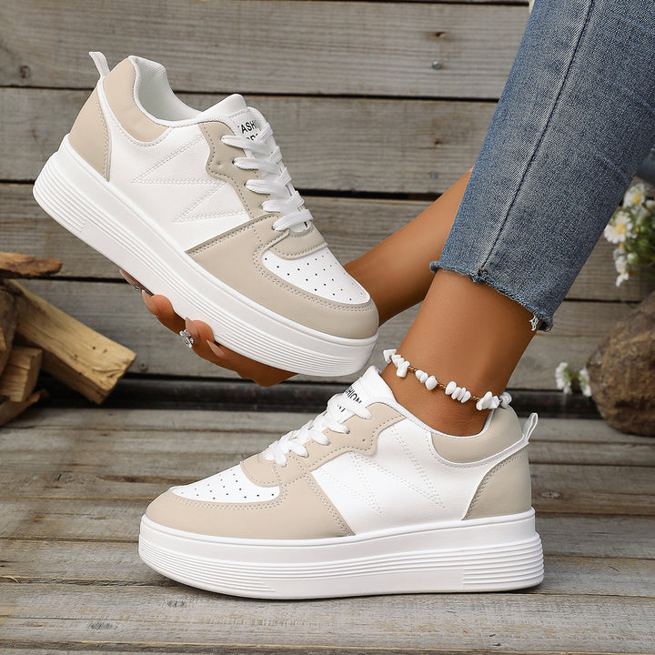 Damen Chunky-Sneaker mit erhöhtem Plateau, perforierter Zehenpartie und gepolstertem Schaft – Névara