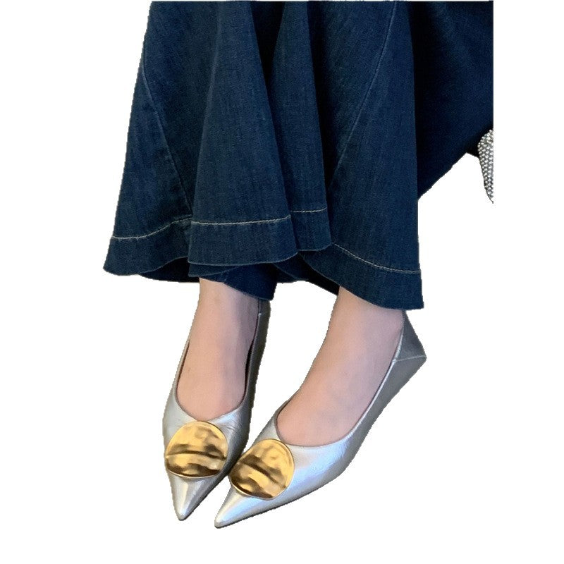Damen Spitz zulaufende Metallic-Slipper mit dezentem Keilabsatz und appliziertem Deko‑Vamp – Lioré